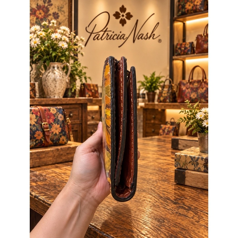 W261 Patricia Nash long wallet - Picture 3 of 7